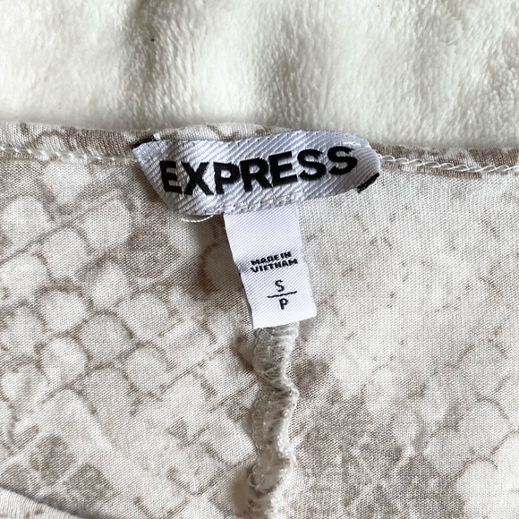 ⭐️ Express Long Sleeve Cold Shoulder Snake Print Long Sleeve Tee Small - Picture 11 of 12